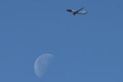 Morten 18 juni 2025 - Norwegian Air Shuttle AOC over Høyenhall, klokken er 08.02 og vi får dem sammen med månen