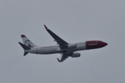 Morten 19 juni 2025 - LN-NIQ over Høyenhall, klokken er 15.49 og det er Norwegian Air Shuttle AOC som kommer med sin Boeing 737-86N fra 2011 og heter Max Manus. Jeg så den 2 juni 2023 og på Sankthansaften 23 juni 2023, vi er jo snart der