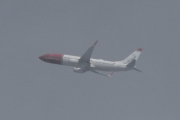 Morten 2 juni 2025 - LN-ENQ over Hakadal, klokken er 11.11 og her har jeg en helt på halen. Det er Norwegian Air Shuttle AOC som kommer med sin Boeing 737-8JP fra 2017 og som heter Aleksis Kivi. Jeg har kun sett denne over Høyenhall før
