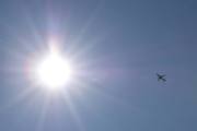 Morten 21 juni 2025 - G-RUKD over Høyenhall, klokken er 12.28 og det er Ryanair UK som kommer med sin Boeing 737-8AS fra 2007. Her fikk vi med solen også