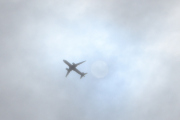 Morten 24 juni 2025 - SE-RUD over Høyenhall, klokken er 13.12 og det er SAS Scandinavian Airlines som kommer med sin Airbus A320-251N fra januar 2021 og som heter Domar Viking. Nærmere kan vi ikke komme solen