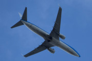 Morten 25 juni 2025 - PH-BXC over Høyenhall, klokken er 15.59 og det er KLM Royal Dutch Airlines som kommer med sin Boeing 737-8K2 fra 1999 og som heter Korhoen / Grouse. Jeg tok et bilde av den sammen med solen, det var 4 mai 2023. Jeg skrev da at navnet er en Orrfugl, men det er en underart, vi er nok på Skoghøns