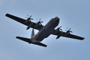 Morten 26 juni 2025 - Super Hercules 5699 besøker Høyenhall, det er Royal Norwegian Air Force Luftforsvaret som kommer veldig lavt med sin Lockheed Martin C-130J-30 Super Hercules som heter Frøya
