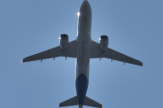 Morten 27 juni 2025 - SE-RUE over Høyenhall, klokken er 13.57 og det er SAS Scandinavian Airlines som kommer med sin Airbus A320-251N fra januar 2021 og heter Hervor Viking. Vi har sett den før i juni og jeg har 18 bilder av den nå