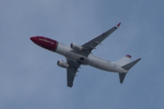 Morten 2. pinsedag 9 juni 2025 - LN-DYU over Høyenhall, klokken er 09.55. Det er Norwegian Air Shuttle AOC som kommer med sin Boeing 737-8JP fra 2011. Du har ikke helten Jørn Utzon på halen lenger, den ble borte i mars 2025. Siste gangen jeg så den var 21 november 2024