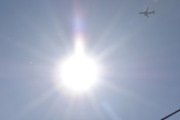 Morten 12 mai 2025 - PH-BXN over Høyenhall, det er KLM Royal Dutch Airlines som kommer med sin Boeing 737-8K2 fra 2000 og heter Merel / Blackbird. Her fikk vi med solen også