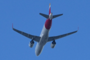 Morten 13 mai 2025 - EC-NJY over Høyenhall, klokken er 17.44 og jeg tror det er Iberia Airlines som kommer med sin Airbus A320-251N fra september 2020 og heter #GRACIASHÉROES. Den så jeg 3 mai 2024 og har 9 bilder nå
