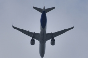 Morten 13 mai 2025 - SE-ROZ over Høyenhall, det er SAS Scandinavian Airlines kommer med sin Airbus A320-251N fra februar 2020 og heter Ossur Viking. Den så jeg 1 mai 2024 og har 21 bilder nå av den