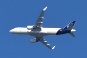 Morten 15 mai 2025 - D-AIWK over Høyenhall, men vi må se på flyet også. Det er en Airbus A320-214 fra 2019 og heter Weiden in der Oberpfalz. Den har jeg ikke tatt bilde av, så her må vi sitere. Weiden in der Oberpfalz er en bydel i Regierungsbezirk Oberpfalz i Tyskland...