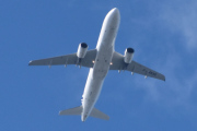 Morten 15 mai 2025 - F-GKXO over Høyenhall, klokken er 11.47 og det er Air France som kommer med sin Airbus A320-214 fra 2008 og heter Bayonne. Den har jeg kun sett den 29 mai 2023. Men nå blir det travelt
