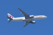 Morten 16 mai 2025 - A7-BFF over Høyenhall, klokken er 13.09 og jeg er snart ferdig med og vaske grillen og verandaen. Det er Qatar Airways Cargo som kommer med sin Boeing 777-FDZ fra 2014 og heter أم وشاح. Jeg så den 13 mai 2025