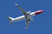 Morten 16 mai 2025 - LN-NIO over Høyenhall, klokken er 12.37 og jeg ser noe blått på halen. Det er Norwegian Air Shuttle AOC som kommer med sin Boeing 737-81M fra 2008 og har UNICEF på halen. Jeg så den 25, 28 og 29 mai 2023 og 14 mai 2025. Den kom til Norwegian Air Shuttle AOC i mars 2022, så det er mulig at jeg kan finne flere bilder