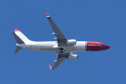 Morten 17 mai 2025 - LN-ENQ over Høyenhall, klokken er 14.00 og jeg kjenner igjen helten. Det er Norwegian Air Shuttle AOC som kommer med sin Boeing 737-8JP fra 2017 og som heter Aleksis Kivi. Den så jeg 31 mai 2022 og 1 mai 2024 også