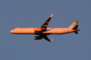 Morten 17 mai 2025 - Vueling Airlines over Høyenhall, klokken er 21.37 og det blir det siste flyet i kveld. I mai så har jeg disse datoene. 8 mai 2022 og 17 mai 2023, så her traff vi blink