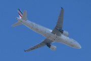 Morten 18 mai 2025 - F-GKXS over Høyenhall, klokken er 16.37 og det er Air France som kommer med sin Airbus A320-214 fra 2009 og heter Saint-Laurent-du-Maroni. Den har jeg bare sett en gang før og det var 4 oktober 2023