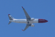 Morten 18 mai 2025 - LN-NIP over Høyenhall, klokken er 14.56 og det er Norwegian Air Shuttle AOC som kommer med sin Boeing 737-86N fra 2013 og heter Gidsken Jakobsen. Her har jeg en dato, den er 18 mai 2023 hvor jeg siterer. Men vi har 26 mai 2023 og 2 og 3 mai 2024 også