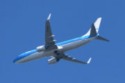 Morten 18 mai 2025 - PH-BXD over Høyenhall, det er KLM Royal Dutch Airlines som kommer med sin Boeing 737-8K2 fra 1999 og heter Arend / Eagle. Den har jeg kun sett to ganger, det var 2 august 2024 og 15 mai 2025