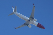 Morten 19 mai 2025 - LN-NHE over Høyenhall, klokken er 15.28 og det er Norwegian Air Shuttle AOC som kommer med sin Boeing 737-8JP fra mai 2015. Jeg så den 14 mai 2025, det er det eneste mai bilde. Men nå er du 10 år gammel