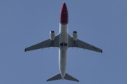 Morten 29 mai 2025 - LN-NIM over Høyenhall, det er Norwegian Air Shuttle AOC som kommer med sin Boeing 737-8KN fra 2010 og heter Camilla Collett