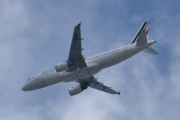Morten 30 mai 2025 - F-GKXR over Høyenhall, klokken er 16.19 og det er Air France som kommer med sin Airbus A320-214 fra 2009 og heter Rochefort. Den har jeg kun sett den 18 august 2023