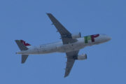 Morten 4 mai 2025 - CS-TNX over Høyenhall, det er TAP Air Portugal som kommer med sin Airbus A320-214 fra 2006 og heter Malangatana. Dem fikk den i juni 2014 og jeg har ikke sett den før. Da må vi sitere. Malangatana Valente Ngwenya var en mosambikisk maler og poet. Han stilte ofte ut arbeider under fornavnet sitt alene, som Malangatana...