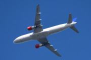 Morten 4 mai 2025 - OY-KAU over Høyenhall, det er SAS Scandinavian Airlines som kommer med sin Airbus A320-232 fra 2007 og som heter Hjorvard Viking. Den så jeg 4 mai 2023, så her traff vi blink igjen