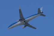 Morten 4 mai 2025 - PH-EXP over Høyenhall, det er KLM Cityhopper som kommer med sin Embraer ERJ-175STD fra 2017. Den har jeg bare sett en gang og det var 11 juli 2022