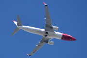 Morten 6 mai 2025 - LN-NIM over Høyenhall, det er  Norwegian Air Shuttle AOC som kommer med sin Boeing 737-8KN fra 2010 og heter Camilla Collett. Jeg har 18 bilder av den og så den 29 mai 2022 og 2 og 22 mai 2024, men første gangen hadde du ikke helten på halen