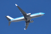 Morten 6 mai 2025 - PH-BXG over Høyenhall, det er KLM Royal Dutch Airlines som kommer med sin Boeing 737-8K2 fra 2000 og heter Kraanvogel / Crane. Jeg har 4 bilder av den og så den 29 mai 2022