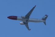 Morten 7 mai 2025 - LN-NIL over Høyenhall, det er Norwegian Air Shuttle AOC som kommer med sin Boeing 737-8KN som er fra 2010 og heter Henrik Wergeland