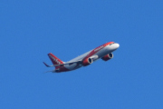Morten 31 mars 2025 - easyJet over Høyenhall