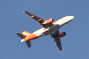 Morten 21 november 2025 - easyJet over Høyenhall, klokken er 09.47 og dem skal lande på Gardermoen. Jeg kan lese G-EZ, men det er alt. Jeg husker 7 november 2024, her må jeg inn og redigere litt - stikkordet er møtes...