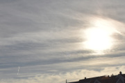 Morten 12 oktober 2025 - Jetfly over Høyenhall, klokken er 15.47 og her fikk vi med solen også. Da har jeg to jetfly i dag med solen