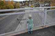 Morten 26 oktober 2025 - Stort fly over Høyenhall, klokken er 08.45. Vi står på gangbrua over Ring 3 med retning mot E6 som går fra Ulven til Gardermoen. Jeg forteller Kong Gustav at flyene følger disse veiene