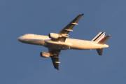 Morten 12 oktober 2025 - F-HEPB over Høyenhall, klokken er 17.27 og det er Air France som kommer med sin Airbus A320-214 fra 2010 og heter Kourou. Den har jeg sett en gang, det var 18 april 2023. Her må vi sitere. Kourou er en by i Fransk Guyana, et oversjøisk departement i Frankrike i Sør-Amerika. Byen er mest kjent som hjemsted for Centre Spatial Guyanais, som er den europeiske romfartsorganisasjonens (ESA) hovedromfartshavn...