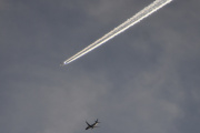 Morten 12 oktober 2025 - Flyene over Høyenhall, Norwegian kommer nok fra Gardermoen, men jetflyet kommer lenger nord fra