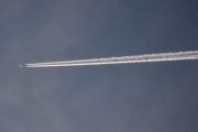 Morten 12 oktober 2025 - Flyene over Høyenhall, og jetflyet er veldig høyt oppe, men det er litt sol der oppe