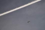 Morten 12 oktober 2025 - Flyene over Høyenhall, klokken er 17.53. Men så kommer Norwegian lang jetflystripen
