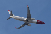 Morten 12 oktober 2025 - LN-NHE over Høyenhall, klokken er 15.16 og det er Norwegian Air Shuttle AOC som kommer med sin Boeing 737-8JP fra mai 2015. Med 16 bilder så må vel jeg ha sett den i oktober. Vi har 11 oktober 2022 også