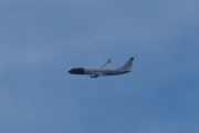 Morten 12 oktober 2025 - Norwegian over Høyenhall, klokken er 13.41 og dem skal lande på Gardermoen. Det er ikke et eneste fly som slipper igjennom her nå. Tina og Liv kommer hjem i et fly, jeg er bare ikke sikker på helt når