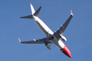Morten 12 oktober 2025 - SE-RRE over Høyenhall, klokken er 10.38 og det er Norwegian Air Sweden AOC som kommer med sin Boeing 737-8JP fra 2010 og helten heter Ludvig Holberg. Jeg har ikke bilde av den i oktober før