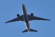 Morten 14 oktober 2025 - A7-BFS over Høyenhall, klokken er 13.30 og her kommer det også et stort fly. Det er Qatar Airways Cargo som kommer med sin Boeing 777-F fra september 2019