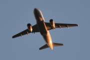 Morten 15 oktober 2025 - D-AIBD over Høyenhall, klokken er 17.45 og blir det siste flyet i kveld. Jeg måtte jobbe litt med den her