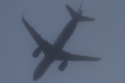 Morten 26 oktober 2025 - Stort fly over Høyenhall, klokken er 08.53 og her kommer det første flyet som skal til Gardermoen. Det er SAS, mer ser jeg ikke nå