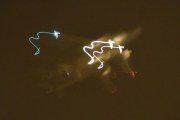 Morten 27 oktober 2025 - Stort fly over Høyenhall, klokken er 18.14 og dem skal lande på Gardermoen. Jeg har vært på hytta i dag med pappa, derfor dette ene bilde