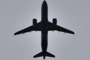 Morten 31 oktober 2025 - SE-ROJ over Høyenhall, klokken er 14.41 og jeg tror det er SAS Scandinavian Airlines som kommer med sin Airbus A320-251N fra november 2019 og heter Skule Viking. Når det gjelder oktober så har jeg sett den 3 oktober 2022 og 1 oktober 2024 også