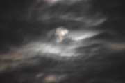 Morten 31 oktober 2025 - Stort fly over Høyenhall, klokken er 17.44 og det er alltid Halloween på den datoen