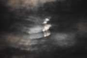 Morten 31 oktober 2025 - Stort fly over Høyenhall, det betyr at jeg ikke har mange gamle bilder den dagen. Men nå ser månen skummel ut