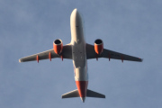 Morten 6 oktober 2025 - HB-AYN over Høyenhall, klokken er 08.34 og det er easyJet Switzerland som kommer med sin Airbus A320-251N fra november 2021 og er malt i NEO farger