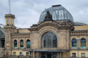 Tina og Liv 12 oktober 2025 - Dresden Hauptbahnhof, klokken er 10.38. Nå skal dem ta toget tilbake til Berlin sentralstasjon